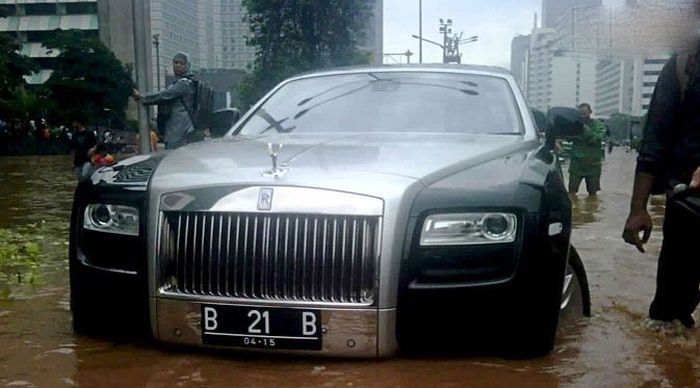 Rolls-Royce Ghost - элитный автомобиль, водоплавающий