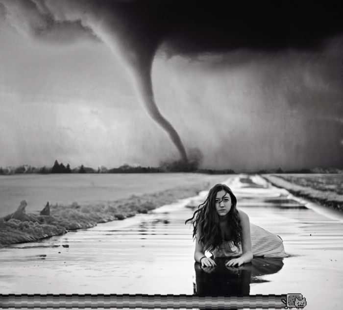 Забавные фотожабы "Девушка и шторм"