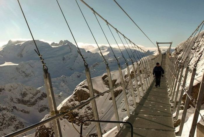 Самый высокий подвесной мост в Европе (8 фото)