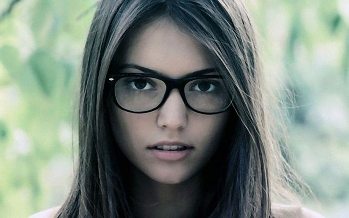 Коллекция сексуальных девушек в очках (50 фото)