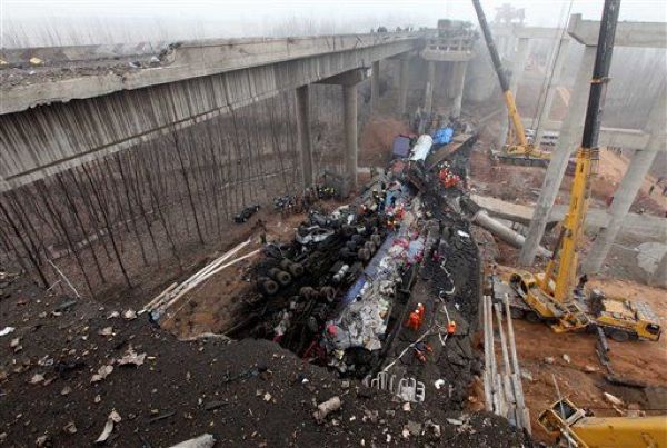 Грузовик, набитый фейерверками, мог стать причиной обвала моста
