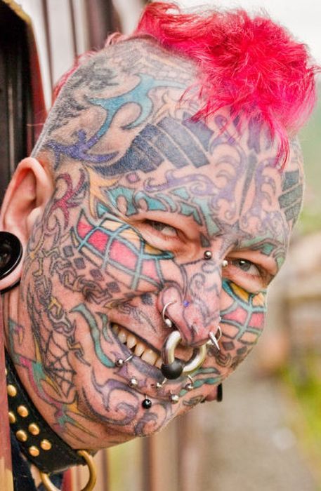 Люди, разукрашенные татуировками