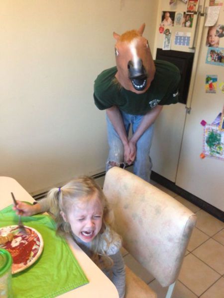 Забавные фото людей в лошадиной маске