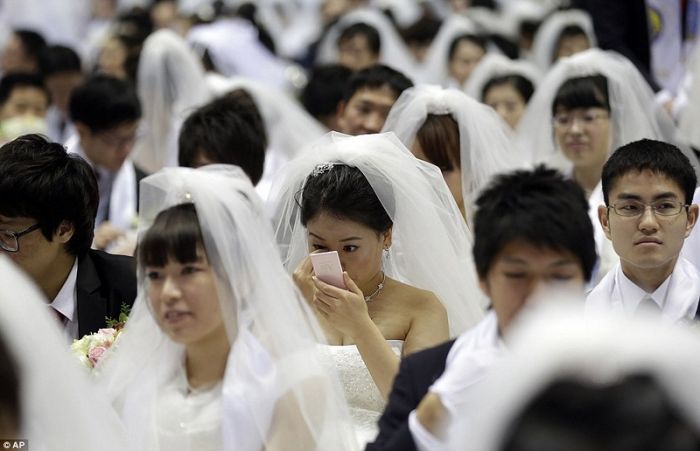 3500 тысяч пар сыграли свадьбу в Южной Корее...