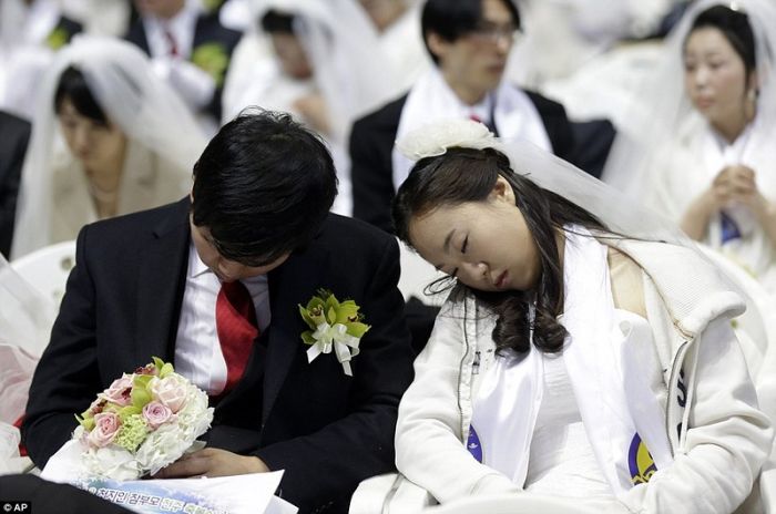 3500 тысяч пар сыграли свадьбу в Южной Корее...