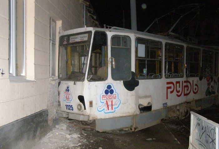 Сумасшедший трамвай тормозил об стену (6 фото)