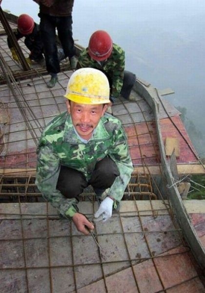 Опасная работа китайских строителей без страховки