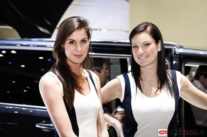 Красивые девушки с Женевского автосалона (130 фото)