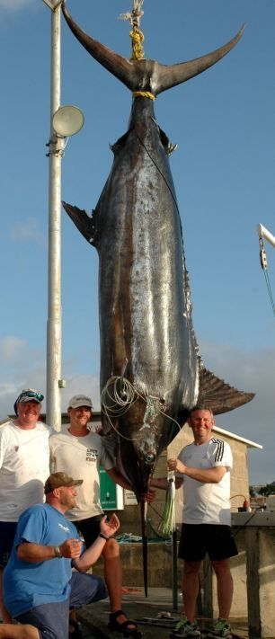 Рыбак вытянул шестиметрового марлина