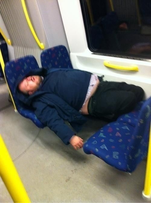 Спящие люди в общественном транспорте