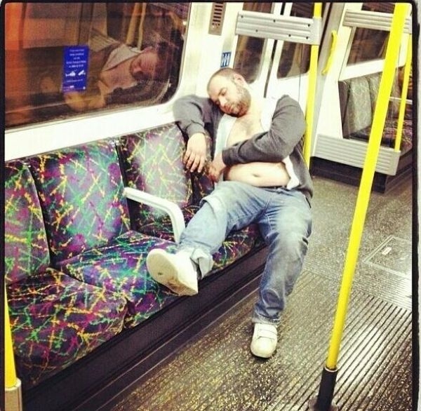 Спящие люди в общественном транспорте