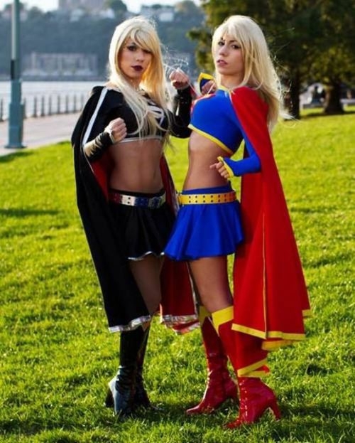 Девушки в костюмах супергероев