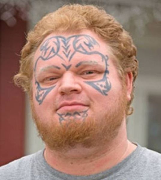 Люди с татуировками на лицах