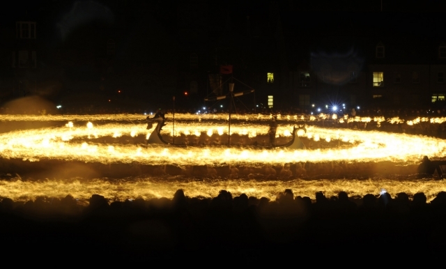 Огонь и викинги на празднике огня «Up Helly Aa» (21 фото)