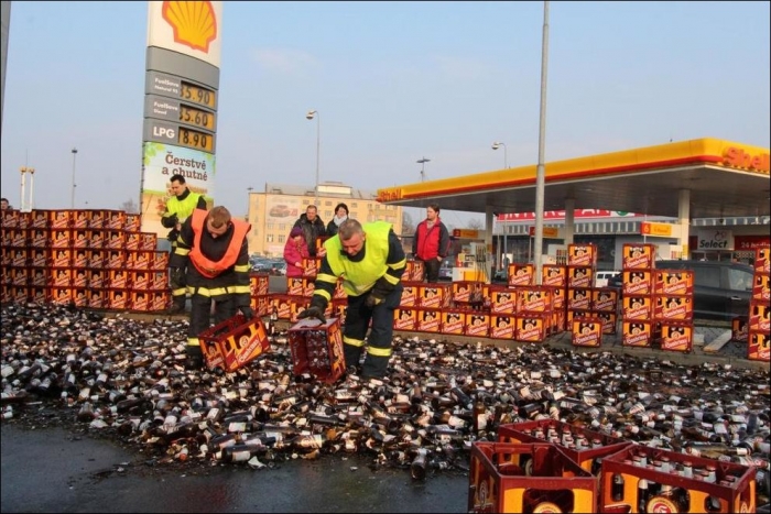 Тысячи разбитых бутылок пива на асфальте