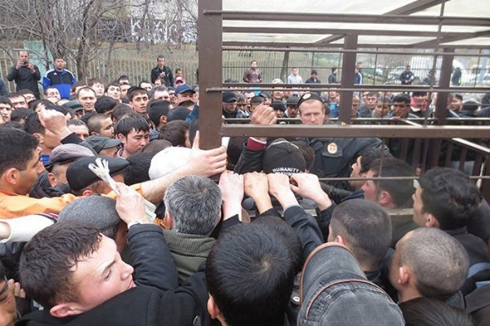 Жители Кавказа в очереди за разрешением на работу