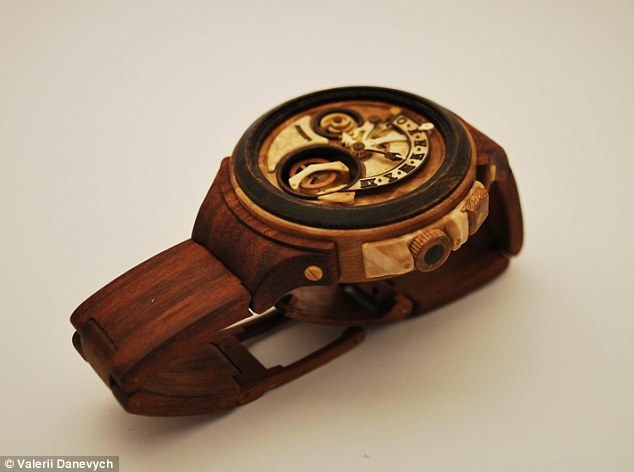 Удивительные часы из дерева