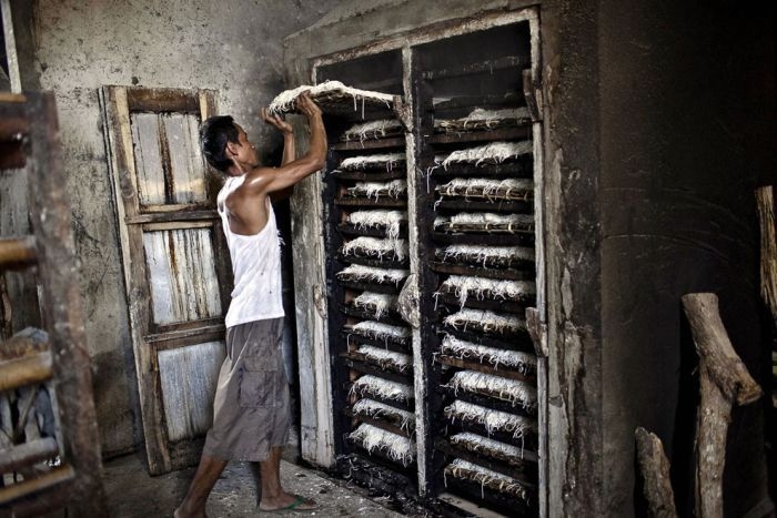 Жуткая фабрика по производству спагетти в Индонезии