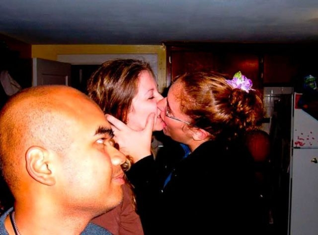 Фотобомберы и целующиеся девушки