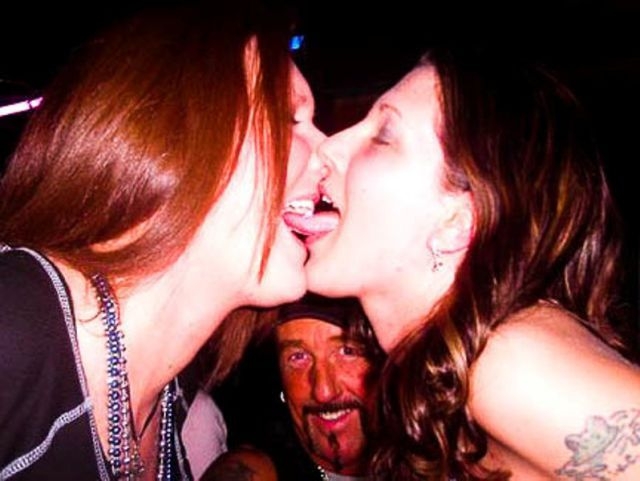 Фотобомберы и целующиеся девушки