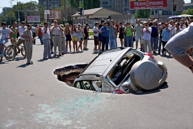 Провал дороги в Одессе