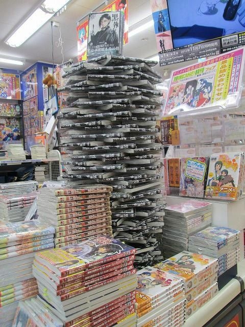 Искусство раскладывания книг в японских магазинах