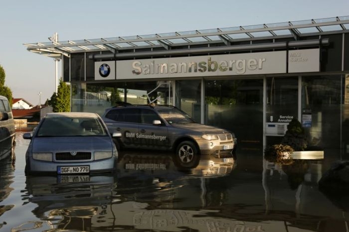 Затопленные авто вследствие сильного наводнения из Европы