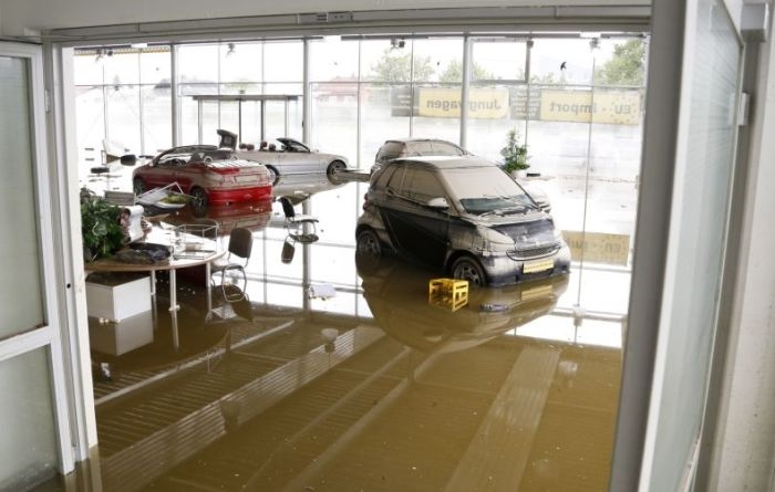 Затопленные авто вследствие сильного наводнения из Европы