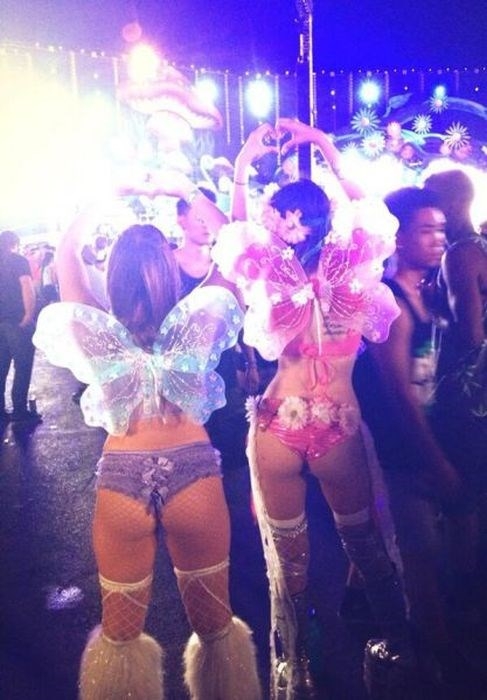 Девушки с фестиваля электронной музыки Electric Daisy Carnival в Лас-Вегасе