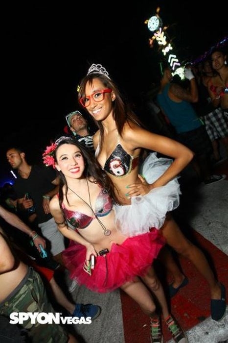 Девушки с фестиваля электронной музыки Electric Daisy Carnival в Лас-Вегасе