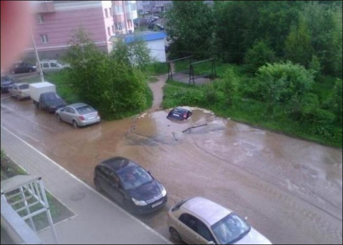 Припаркованная машина утонула в луже прямо во дворе в Ярославле