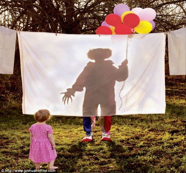 Фотограф воссоздает сцены из фильмов ужасов, используя своих детей