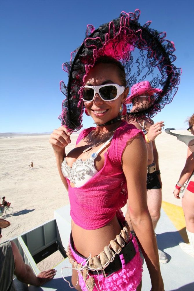 Участницы фестиваля Burning Man
