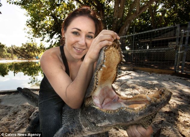 Девушка приручила крокодилов