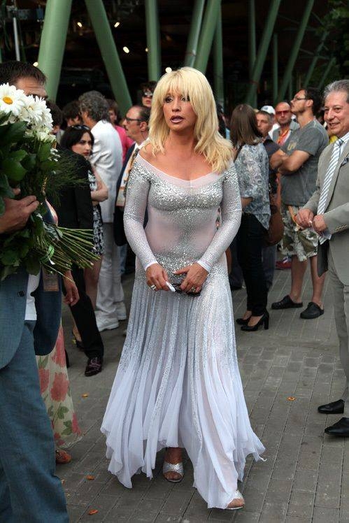  	 Ирина Аллегрова появилась на публике в прозрачном платье