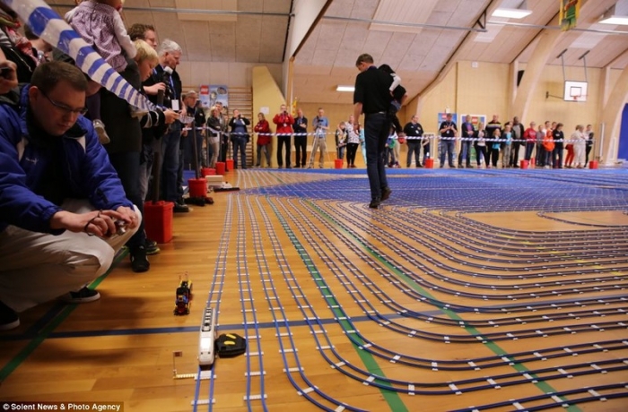 Самая длинная игрушечная железная дорога из конструктора LEGO