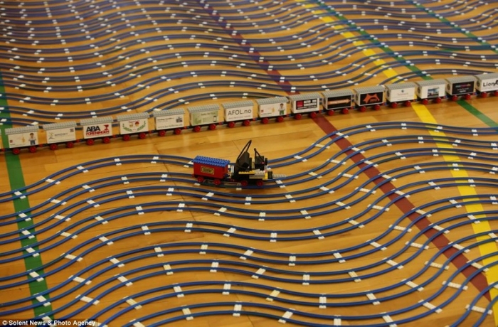 Самая длинная игрушечная железная дорога из конструктора LEGO
