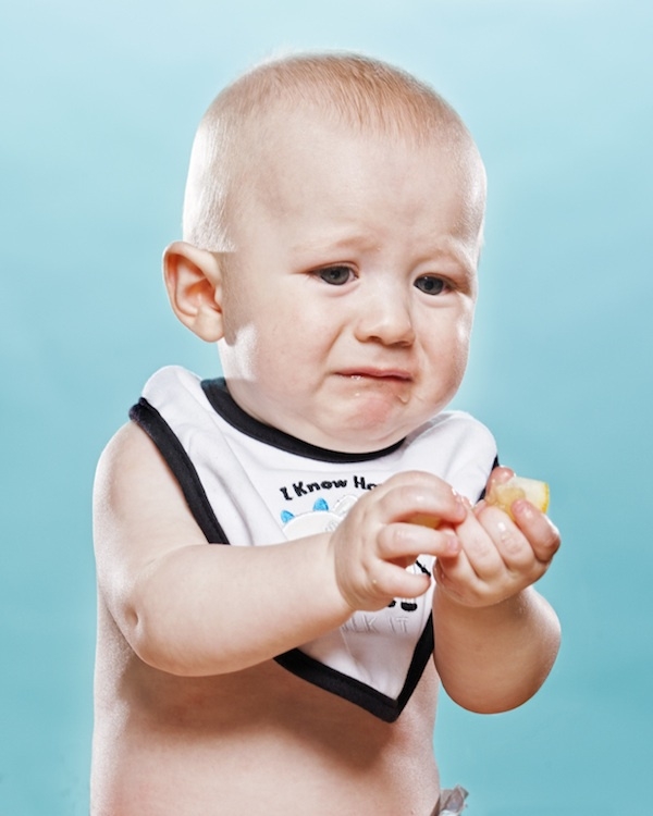 Забавные фотографии малышей, впервые в жизни пробующих лимон