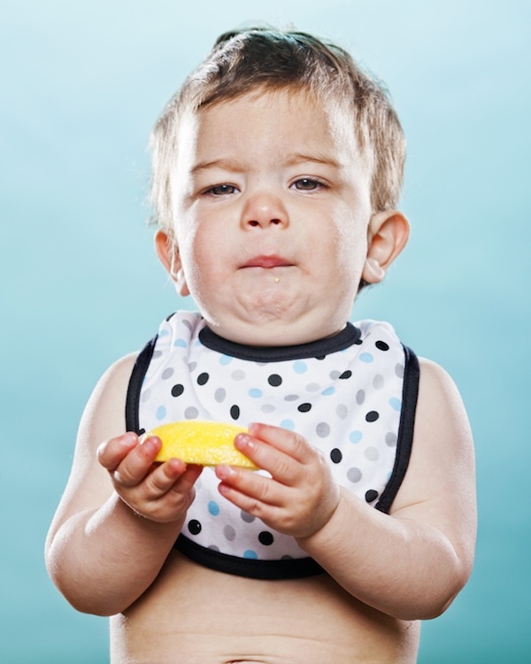 Забавные фотографии малышей, впервые в жизни пробующих лимон