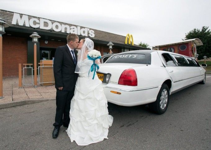 Влюбленные сыграли свадьбу в «Макдональдсе»