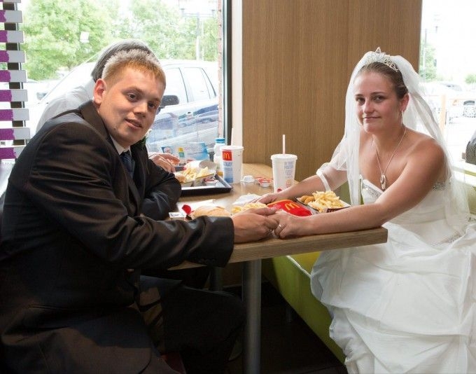 Влюбленные сыграли свадьбу в «Макдональдсе»