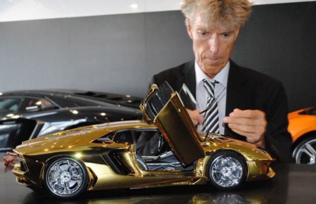 Золотая модель Lamborghini