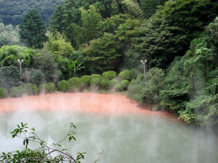Кровавое озеро в Японии