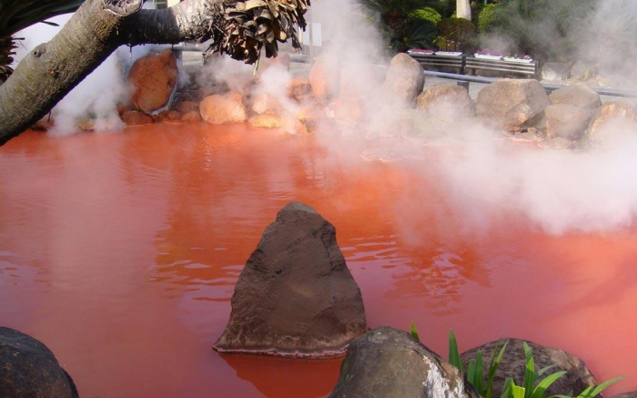Кровавое озеро в Японии