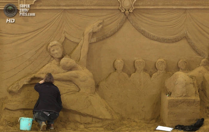 Подготовка к выставке скульптур из песка о России
