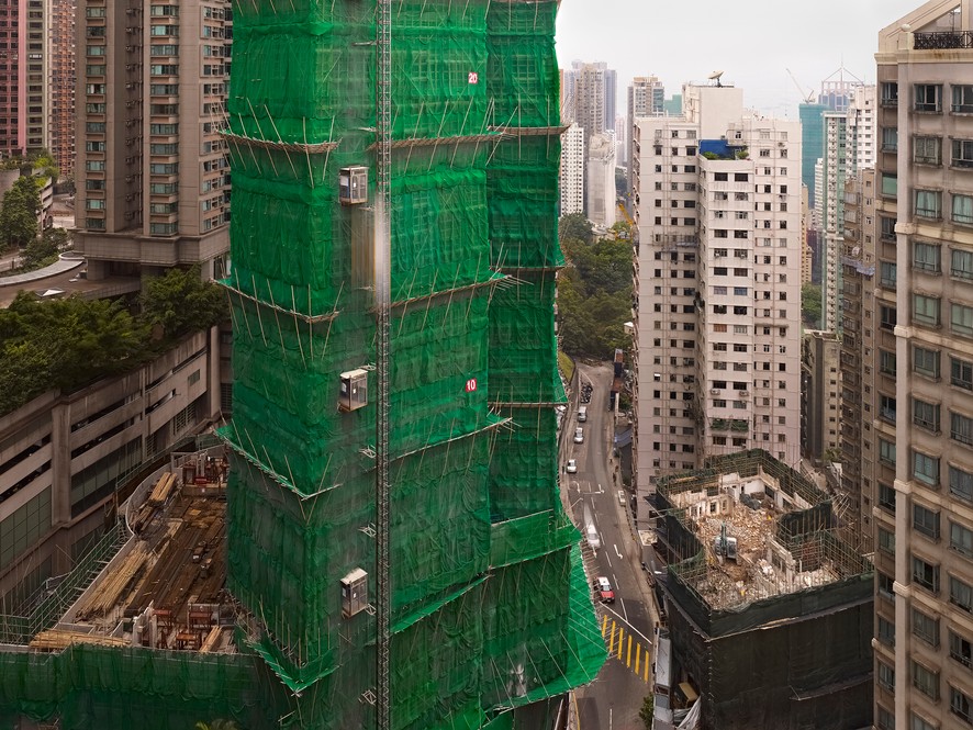 High matter. Фасадная сетка на здании. Зеленая ткань на зданиях. Строительный кокон из сетки на зданиях. Картинки фундамент перестройка небоскреб.