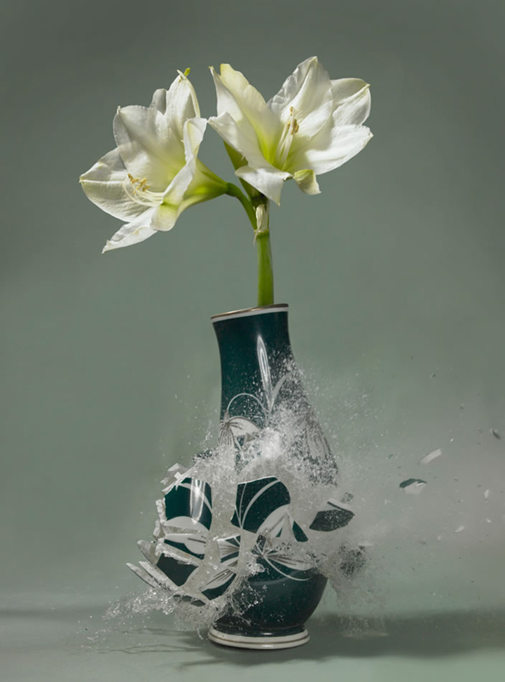 Разбивающая цветы. Разбитые вазы.