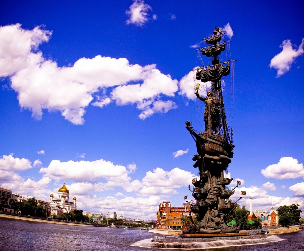 Первые памятники. Памятник Петру 1 в Москве. Памятник в ознаменование 300-летия российского флота. Памятник Петру первому в Москве. Памятник Петру 1 в Москве на Москве реке.