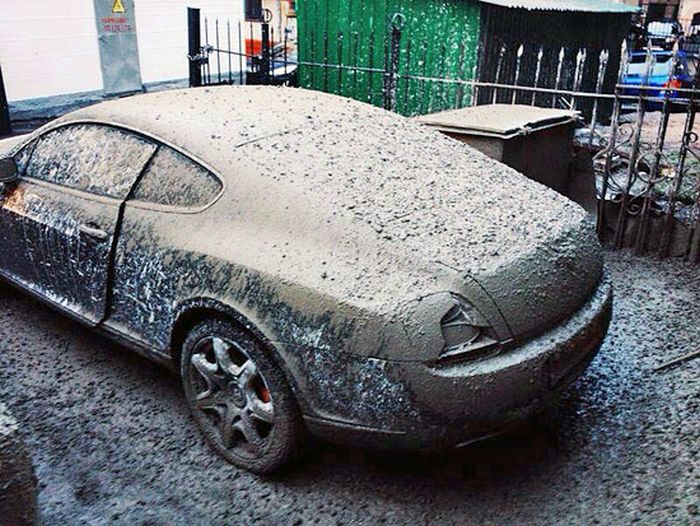 В Москве бетономешалка вылила бетон прямо на Bentley