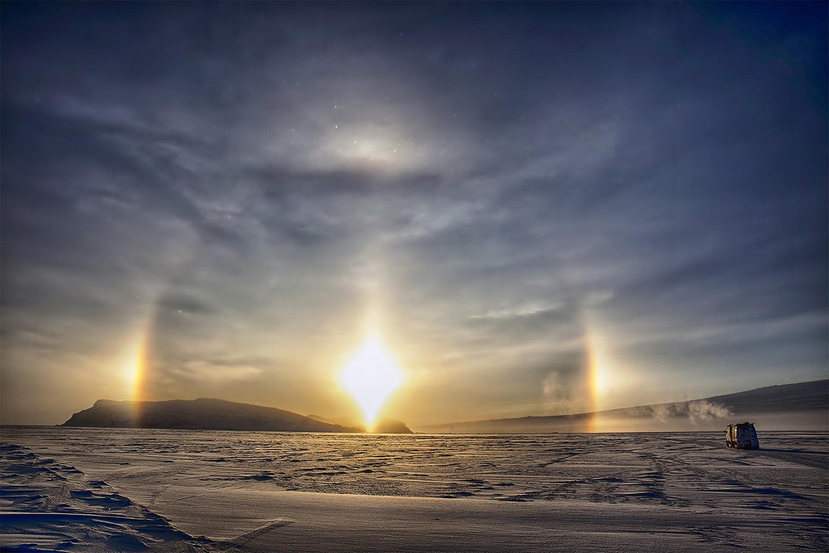 Как называется природное явление наблюдаемое на крайнем. Солнечное гало в Антарктиде. Паргелий ложное солнце. Гало Радуга вокруг солнца. Явление гало в Антарктиде.